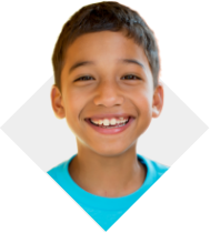 Un niño de cabello castaño claro, sonriente y con una camiseta azul