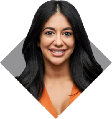 Una mujer de cabello lacio castaño oscuro, sonriente y con una camisa naranja